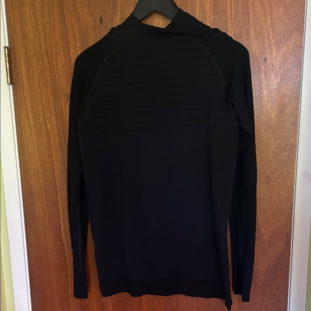 lululemon athletica women’s Black hooded shirt with thumb openings